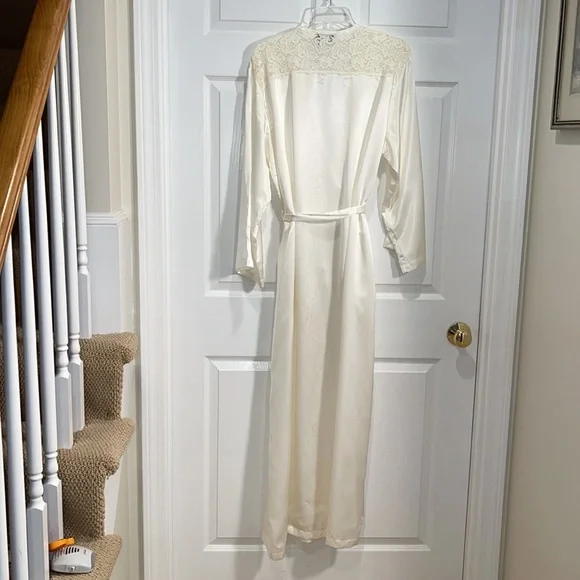 Robe, Valentino, ivory satin (poly) with lace. - Picture 5 of 11
